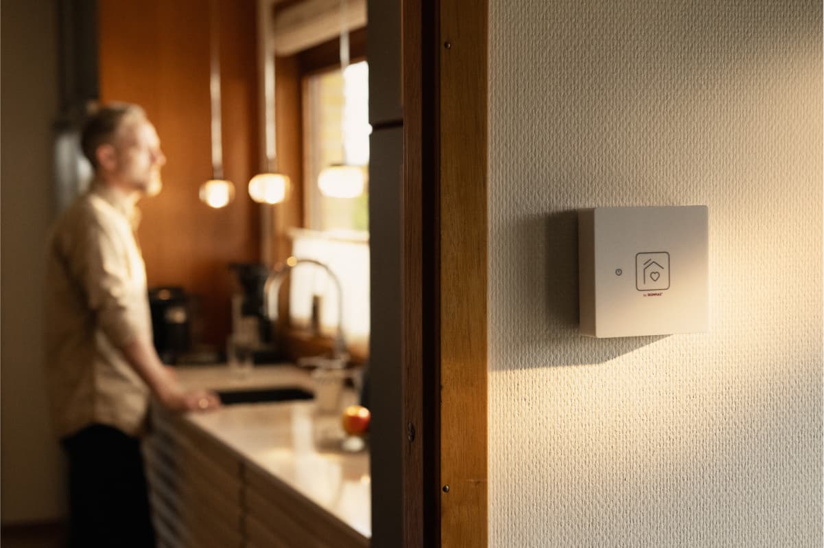 Børn leger foran hus med et solcelleanlæg fra 1komma5