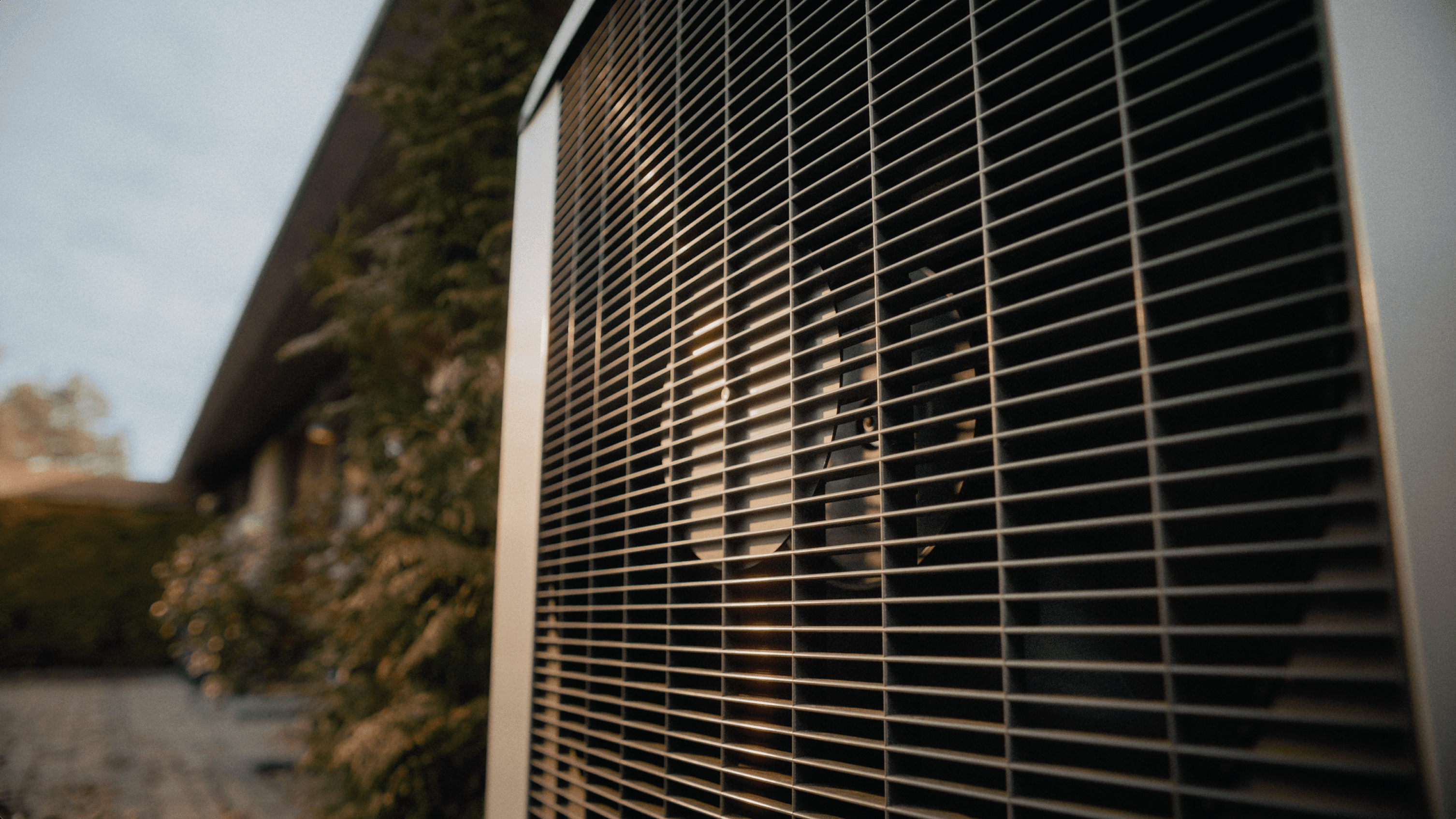 Børn leger foran hus med et solcelleanlæg fra 1komma5